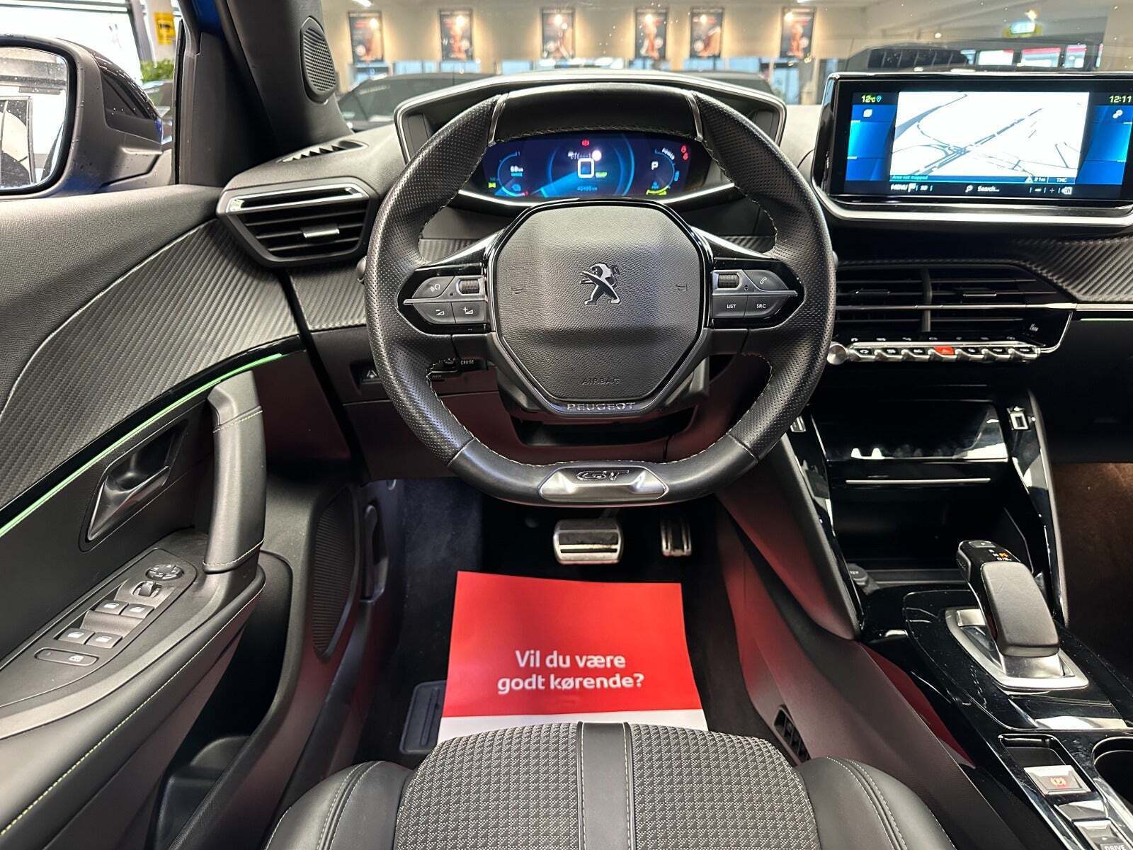 Blå Peugeot e-2008 fra 2022