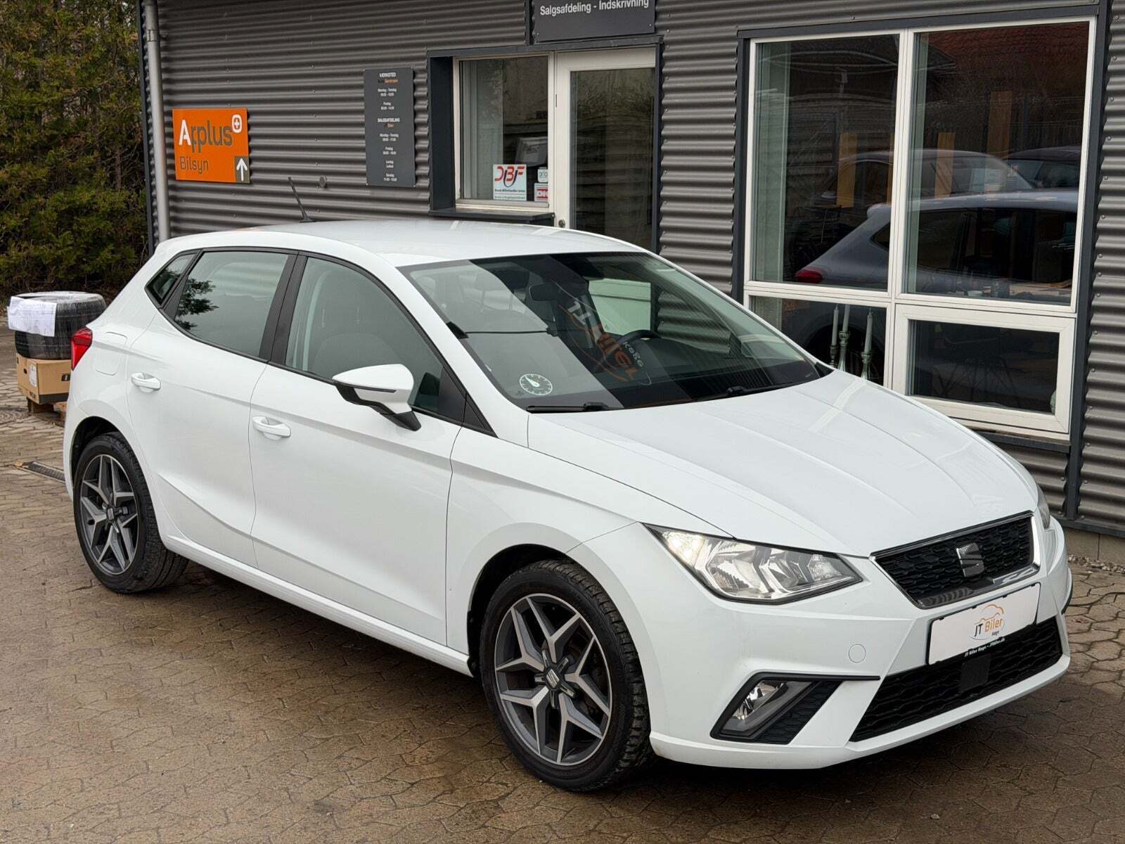 Hvid Seat Ibiza fra 2018 set udefra