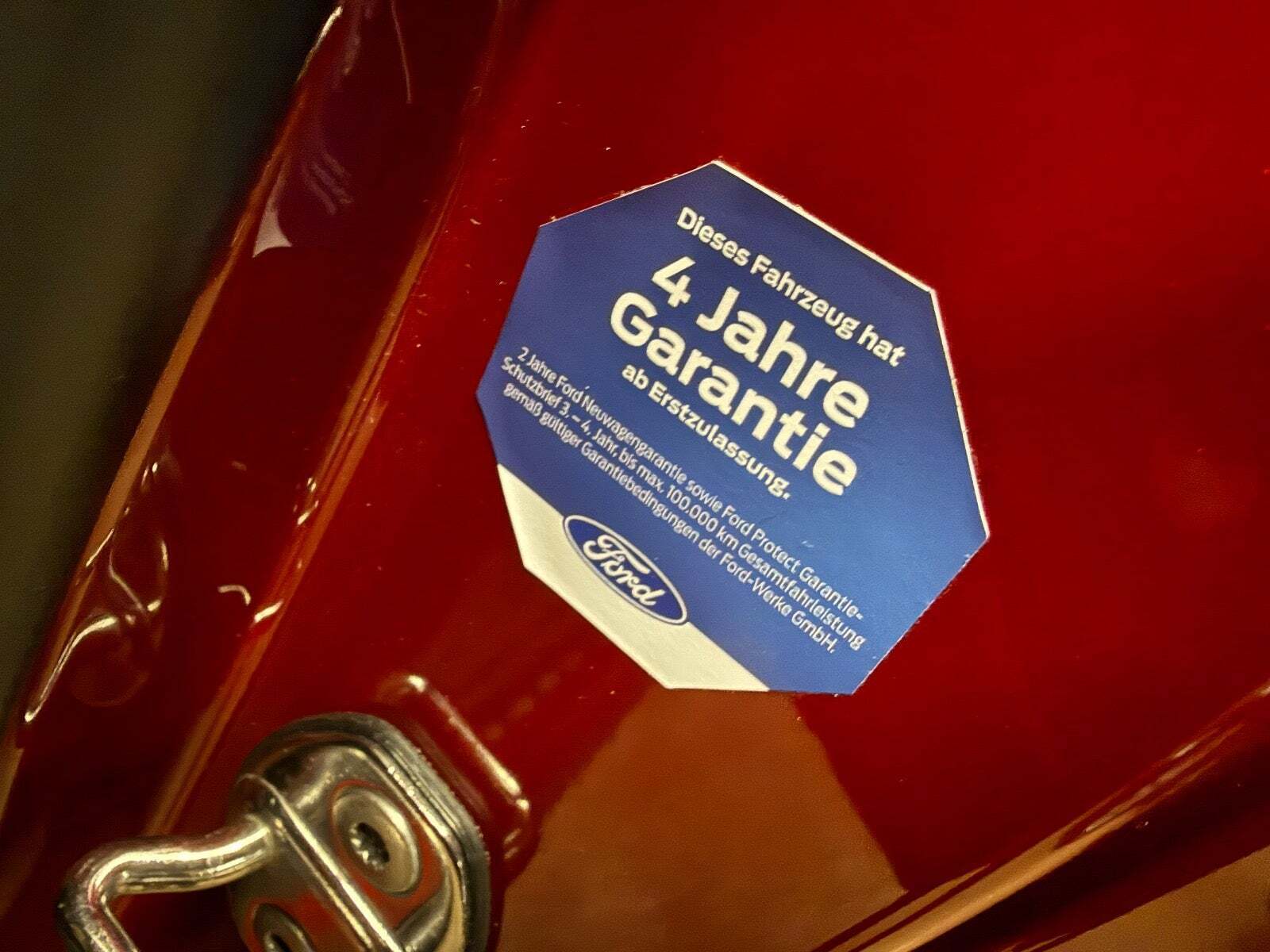 Rød Ford Capri fra 2025