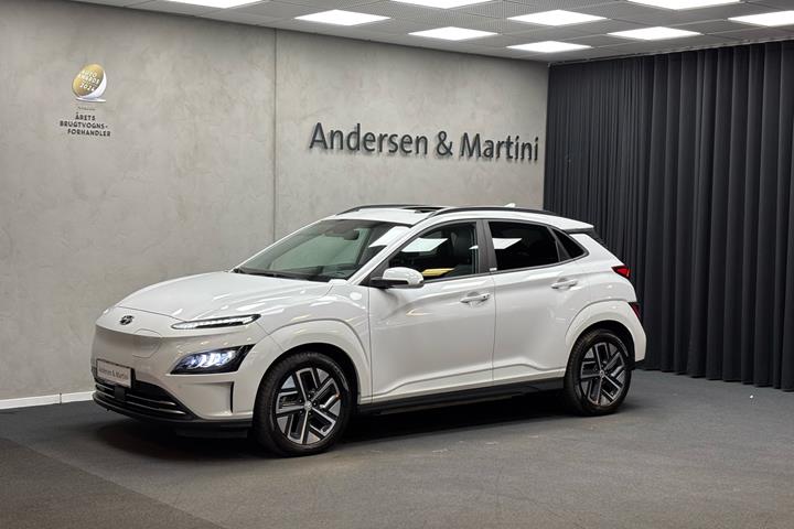 Hvid Hyundai Kona fra 2021 set udefra