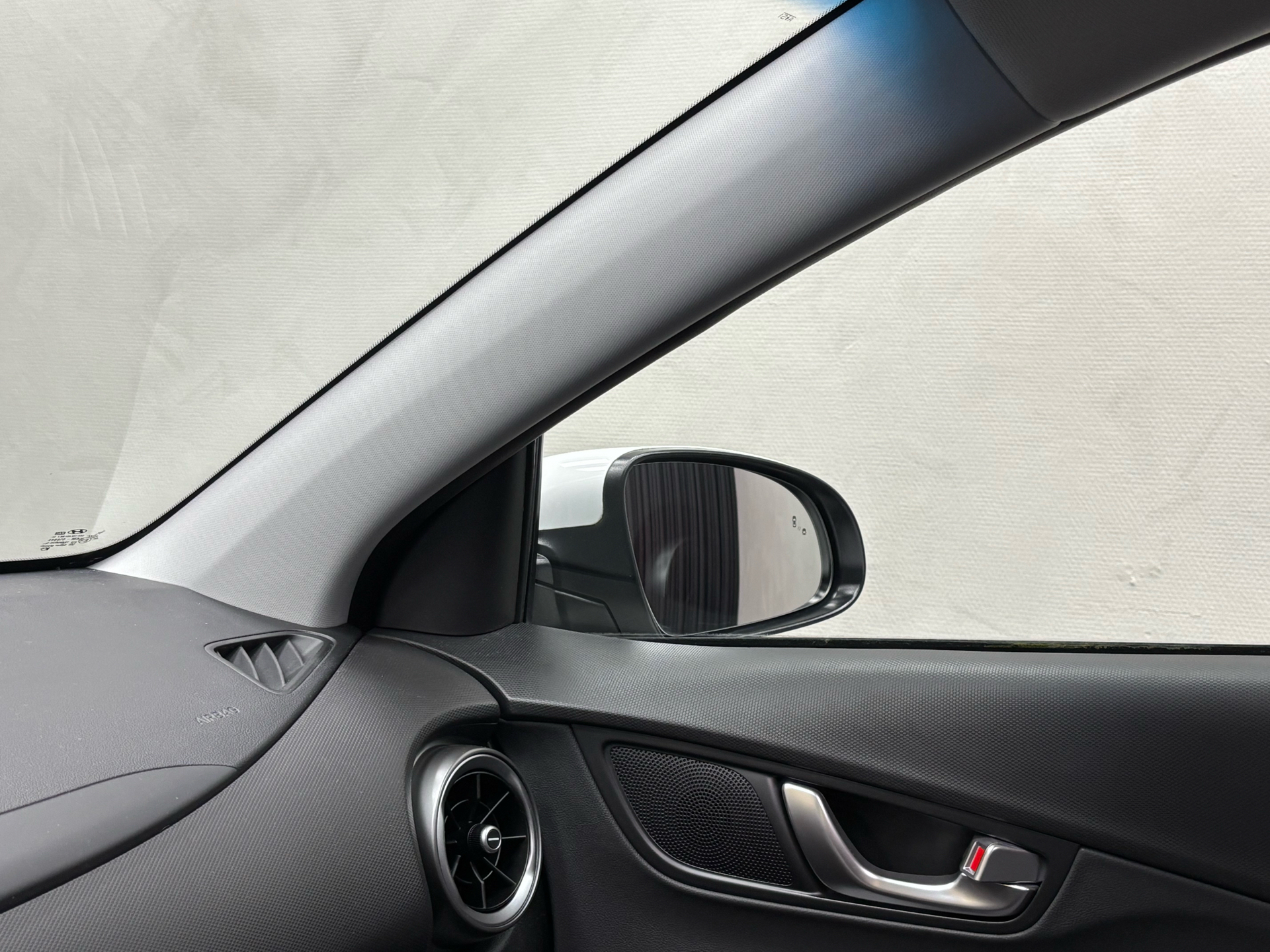 Hvid Hyundai Kona fra 2021 set indefra
