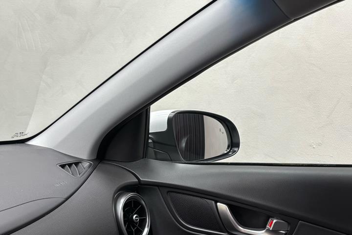 Hvid Hyundai Kona fra 2021 set indefra