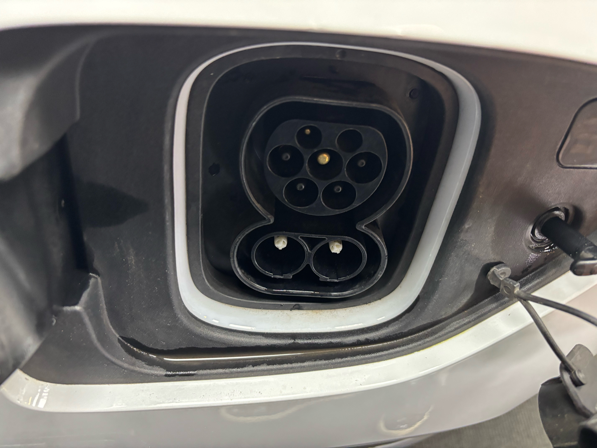 Hvid Hyundai Kona fra 2021 set udefra