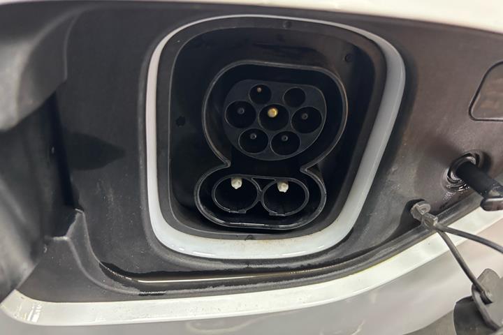 Hvid Hyundai Kona fra 2021 set udefra