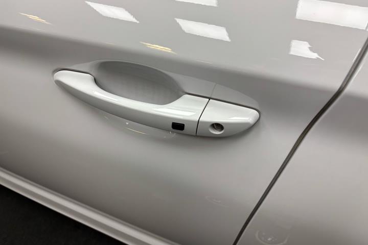 Hvid Hyundai Kona fra 2021 set udefra