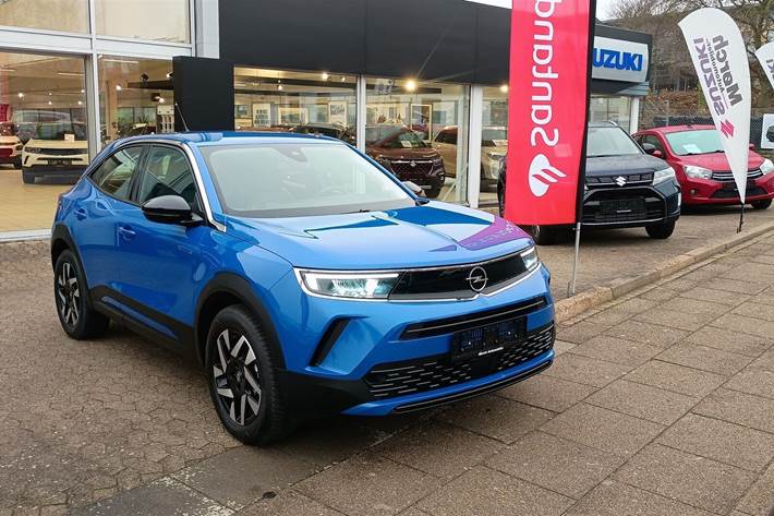 Blå Opel Mokka-e fra 2023 set udefra