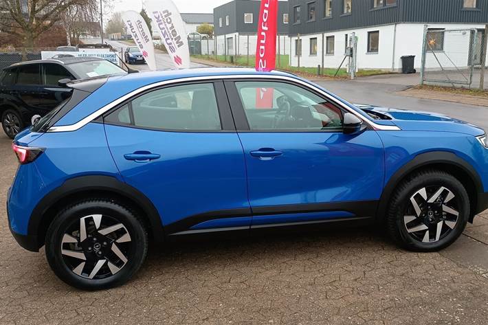 Blå Opel Mokka-e fra 2023