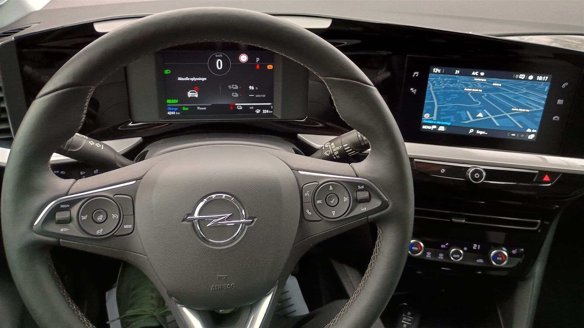 Blå Opel Mokka-e fra 2023