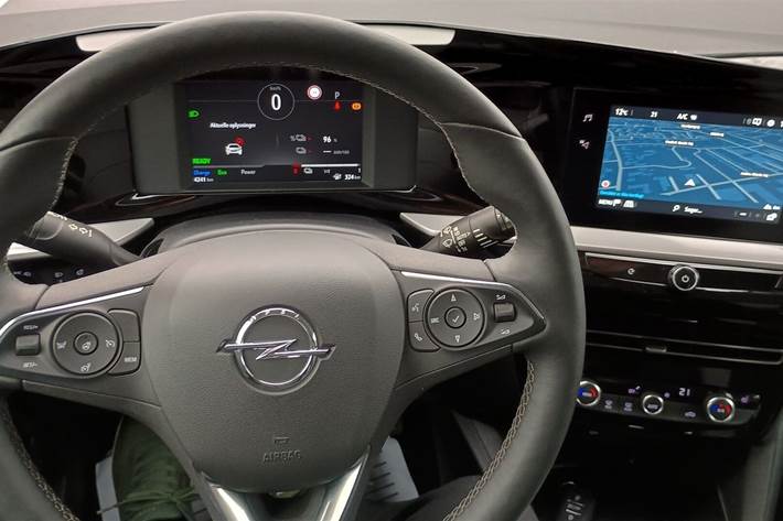 Blå Opel Mokka-e fra 2023