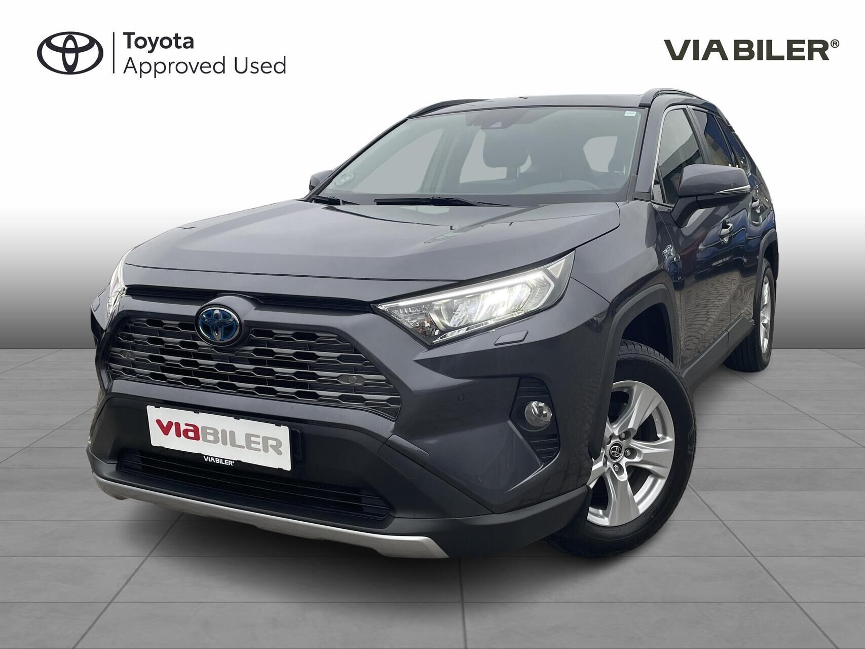 Grå Toyota RAV4 fra 2019 set udefra