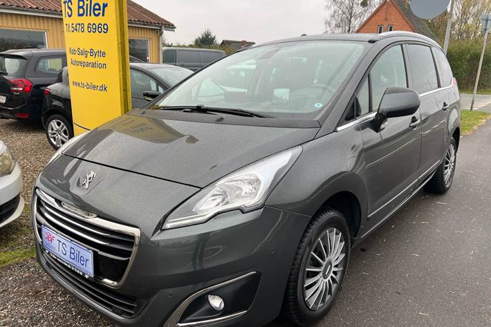Grå Peugeot 5008 fra 2016 set udefra