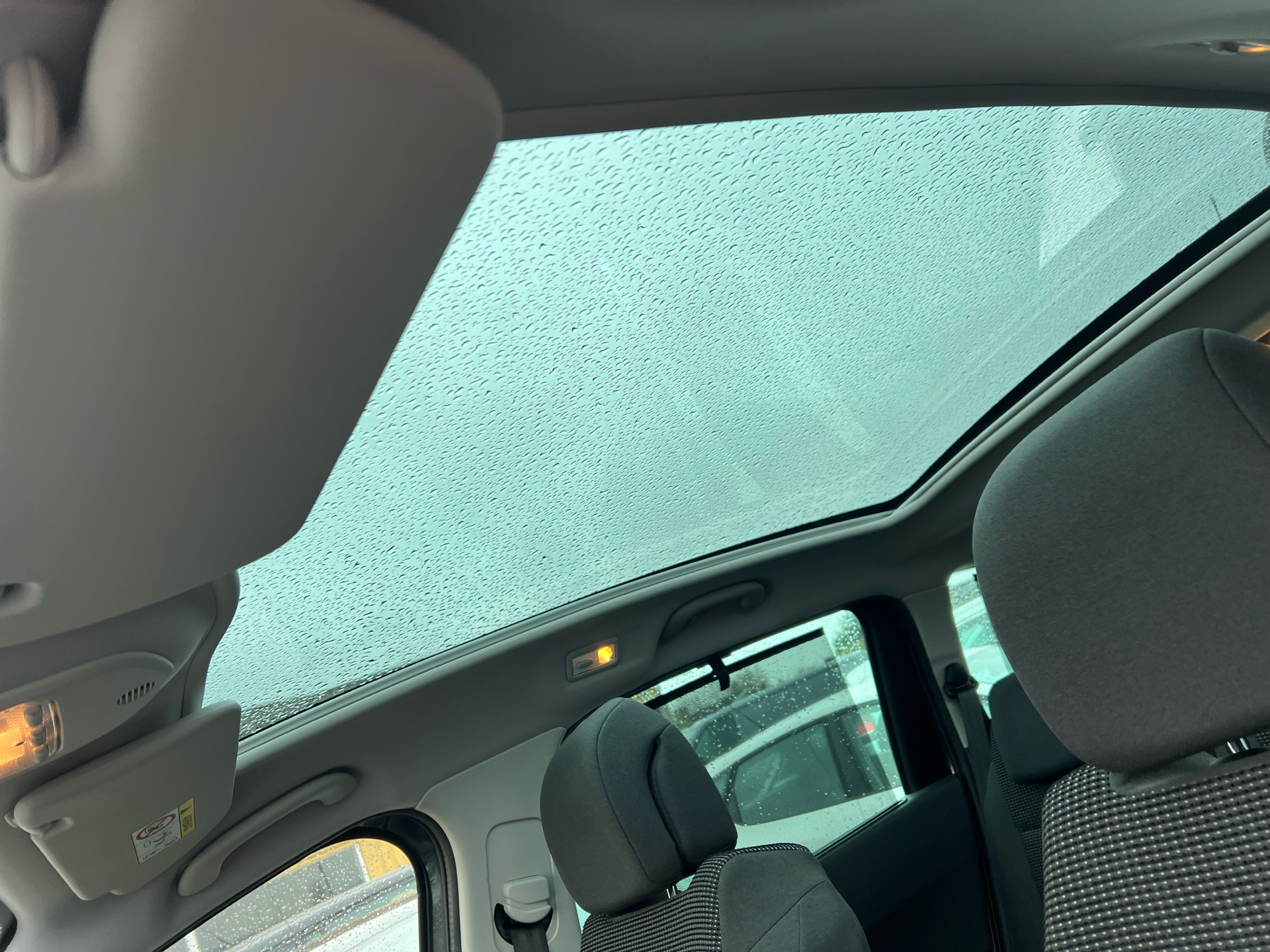 Grå Peugeot 5008 fra 2016