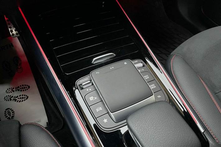 Sort Mercedes EQA250+ fra 2023