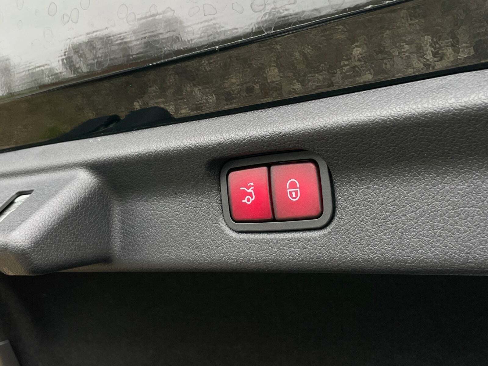 Sort Mercedes EQE350 fra 2023