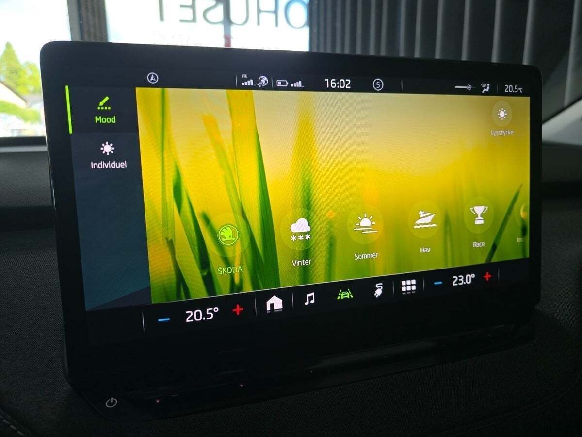 Blå Skoda Enyaq fra 2023