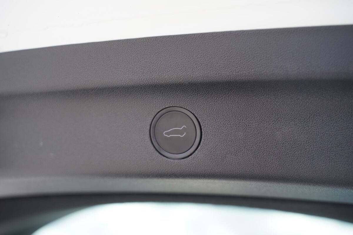 Hvid Tesla Model Y fra 2024