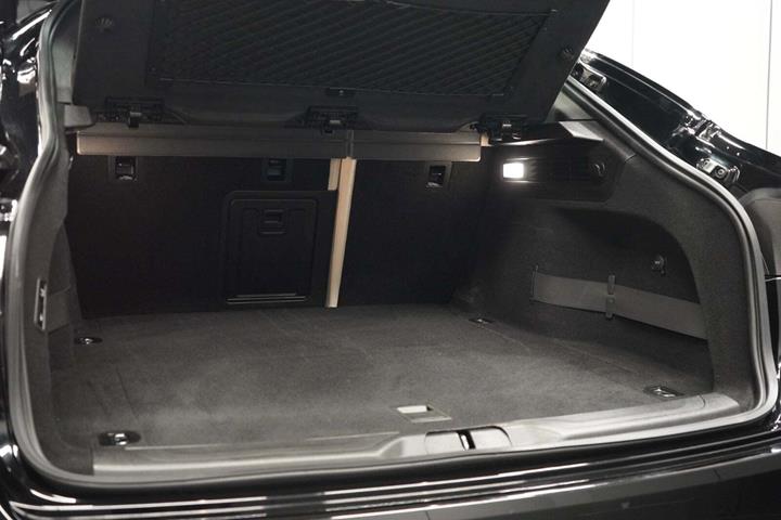 Sort Maserati Levante fra 2018 set indefra