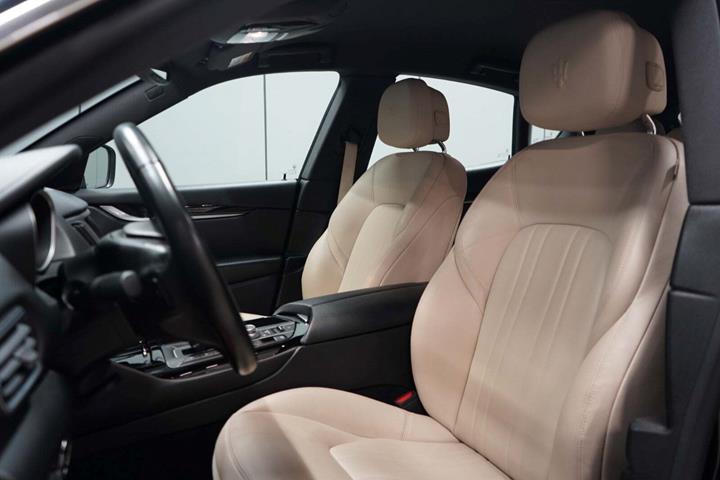 Sort Maserati Levante fra 2018 set indefra