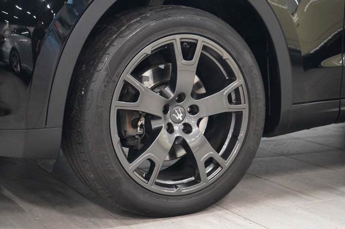 Sort Maserati Levante fra 2018