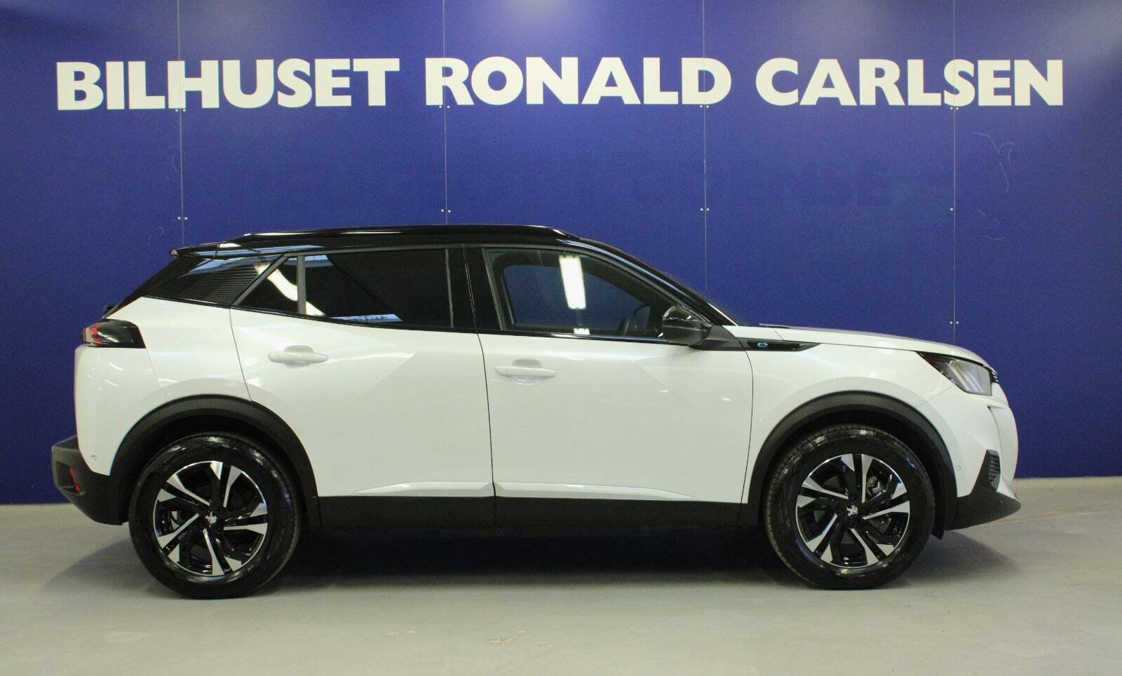 Hvid Peugeot e-2008 fra 2023