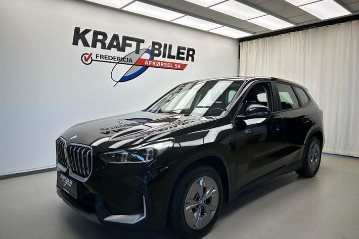 Sort BMW iX1 fra 2023 set udefra