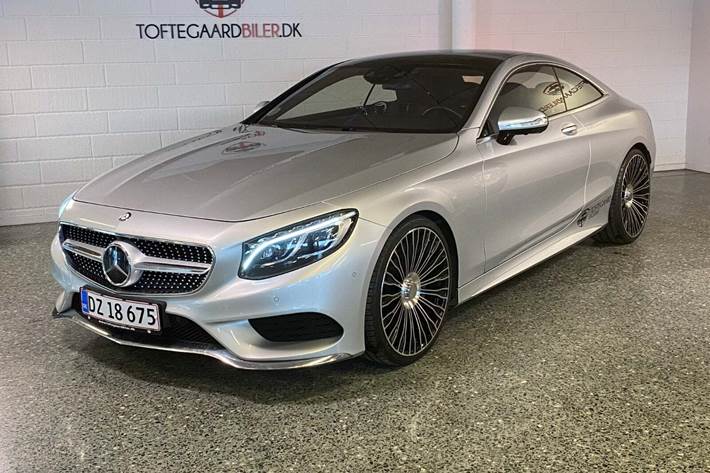 Sølv Mercedes S500 fra 2014 set udefra