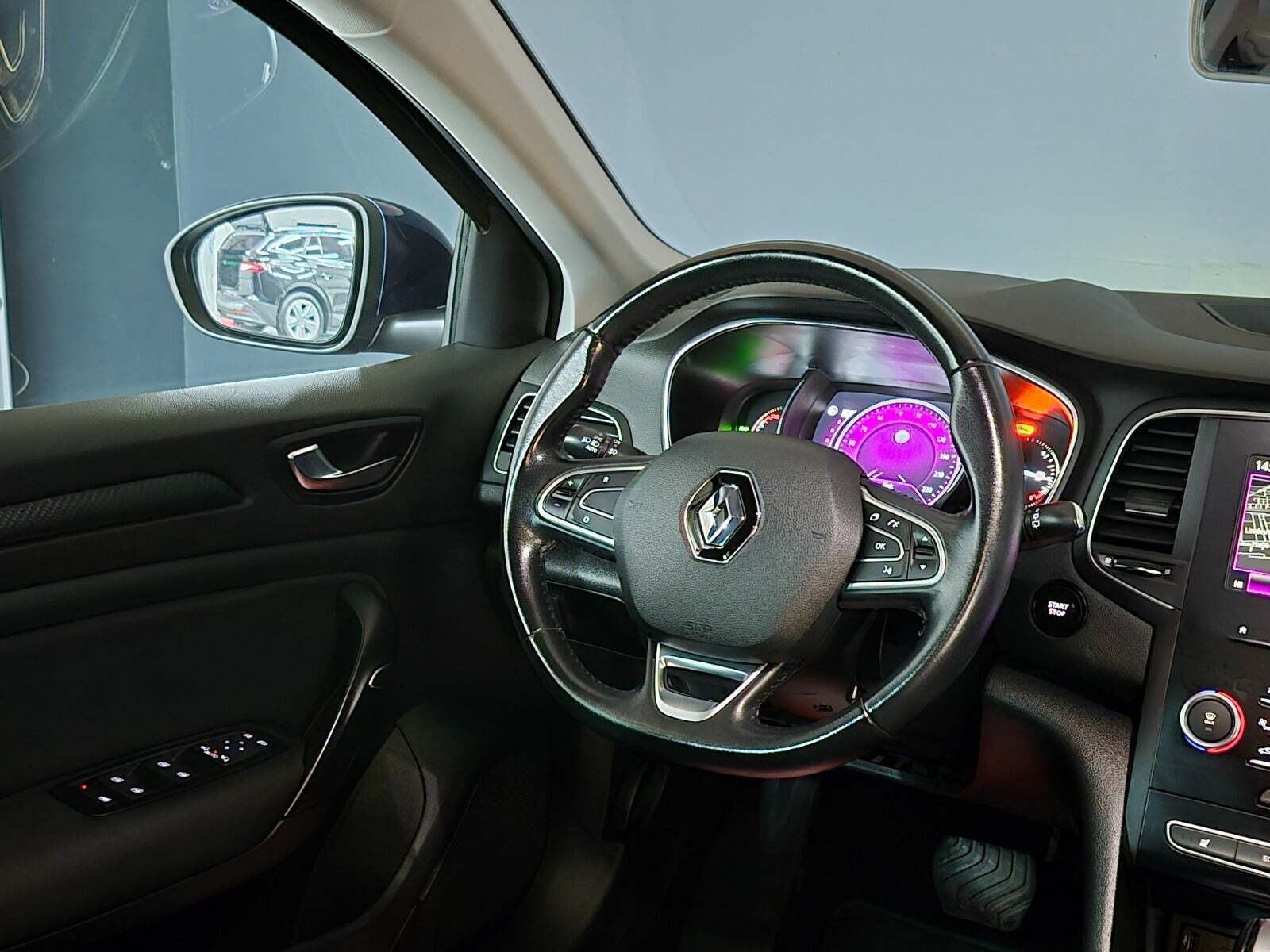 Blå Renault Megane IV fra 2018