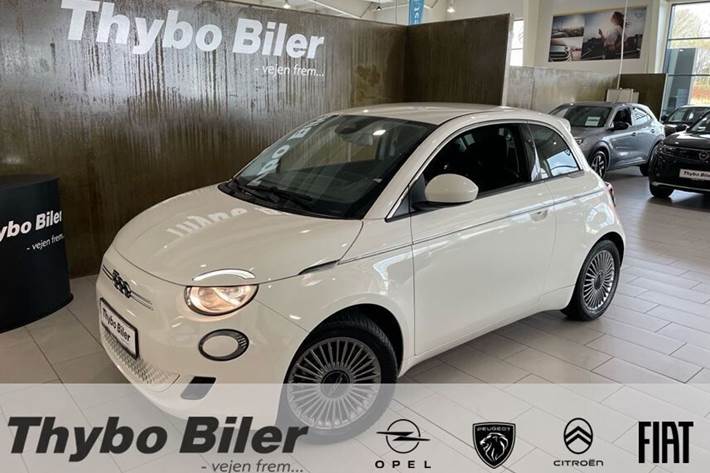 Hvid Fiat 500e fra 2023 set udefra