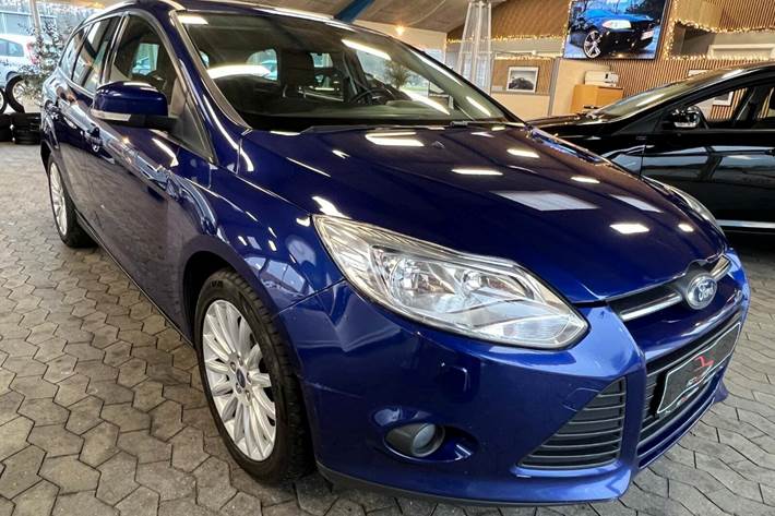 Blå Ford Focus fra 2013 set udefra