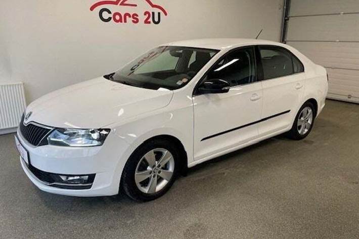 Hvid Skoda Rapid fra 2019 set udefra