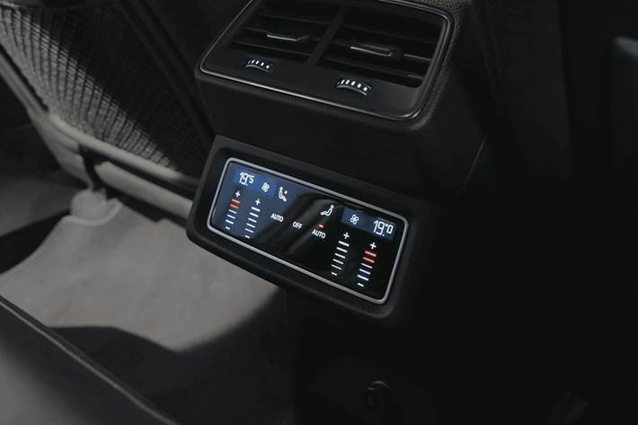 Grå Audi e-tron fra 2022