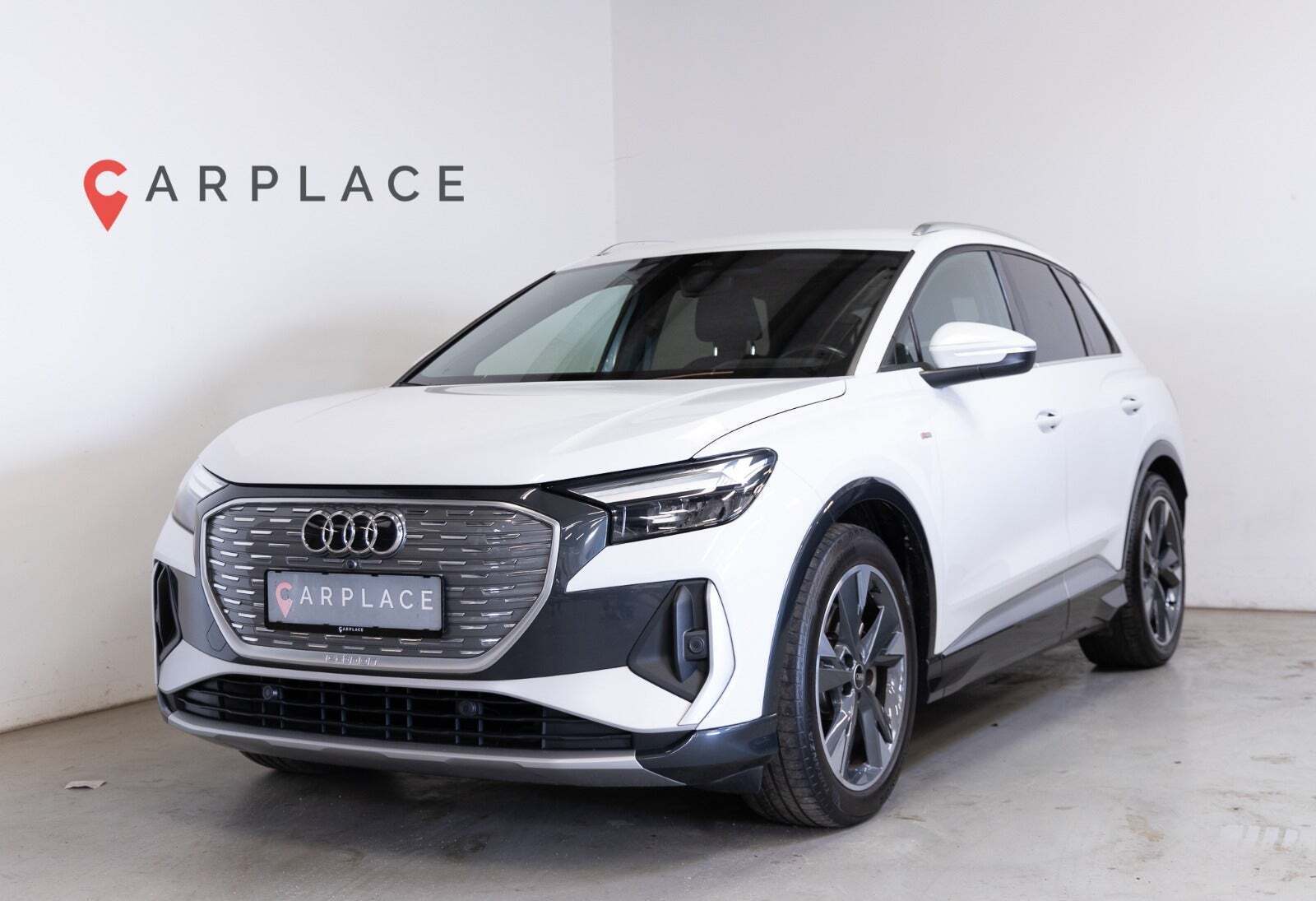 Hvid Audi Q4 e-tron fra 2023 set udefra