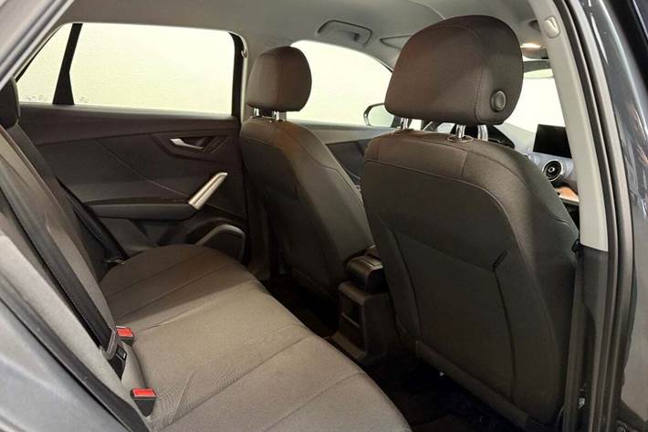 Grå Audi Q2 fra 2021