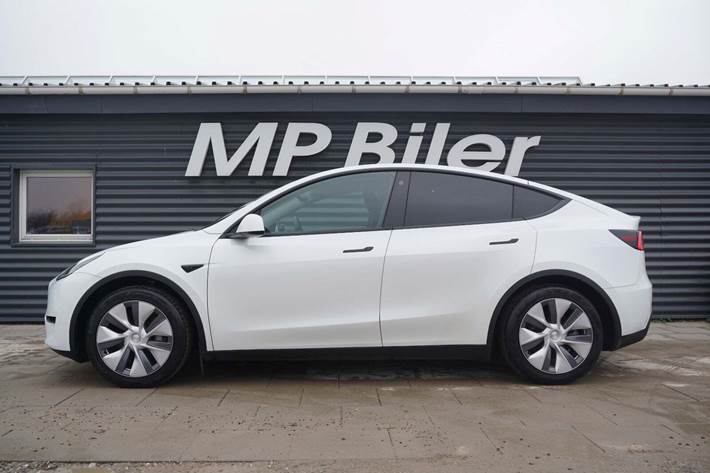 Hvid Tesla Model Y fra 2023
