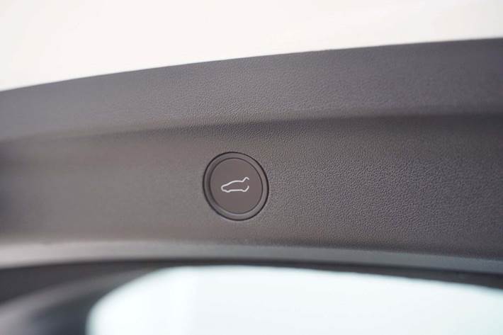 Hvid Tesla Model Y fra 2023