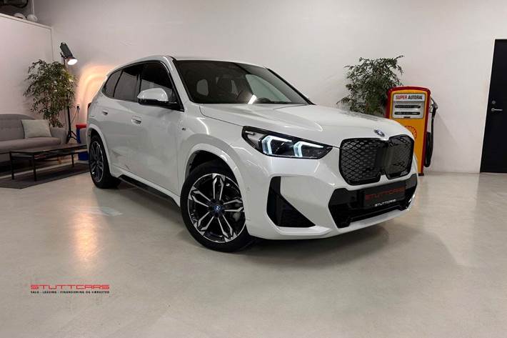 Hvid BMW iX1 fra 2024 set udefra