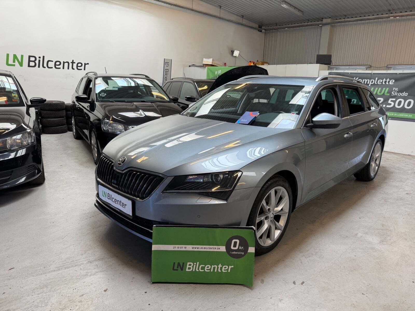 Sort Skoda Superb fra 2017