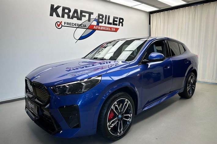 Blå BMW iX2 fra 2024 set udefra