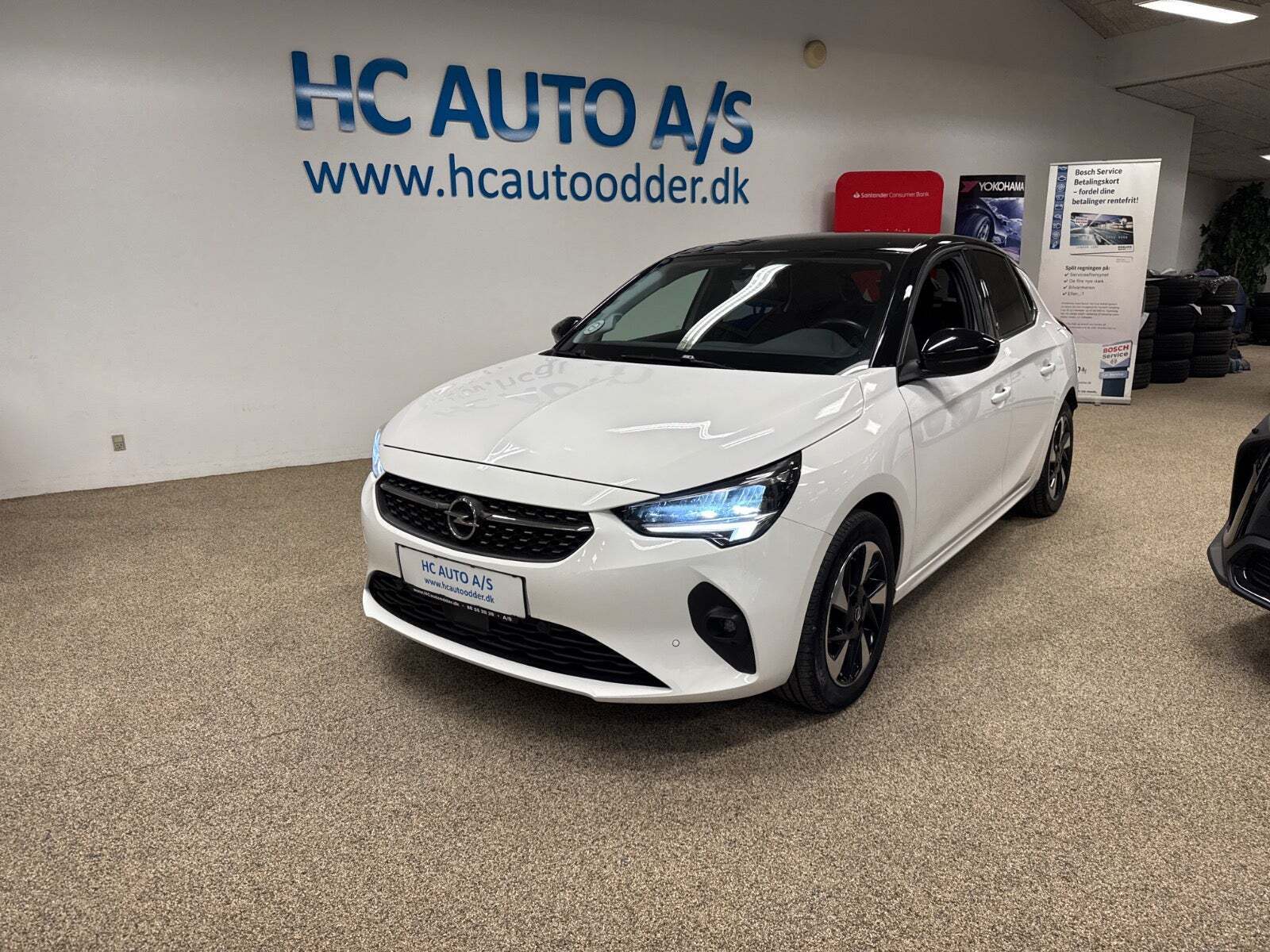 Hvid Opel Corsa-e fra 2021 set udefra