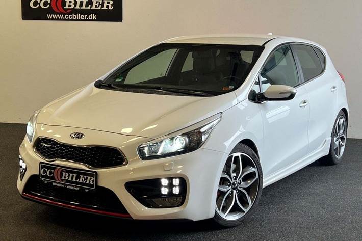 Hvid Kia Ceed fra 2017 set udefra