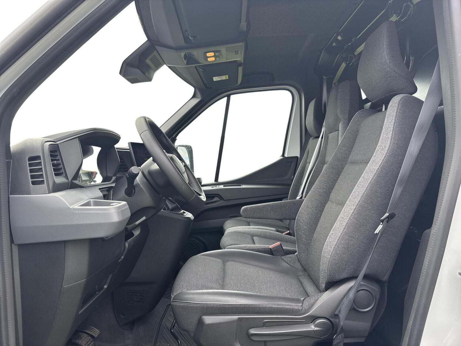 Hvid Renault Master V T33 fra 2025 set indefra