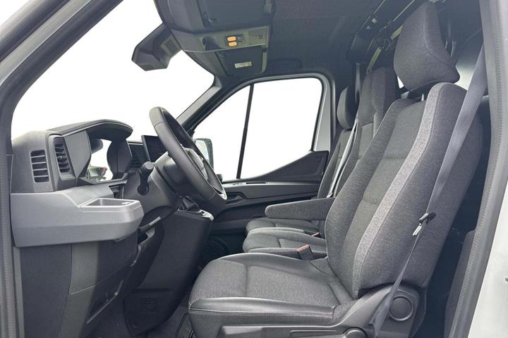 Hvid Renault Master V T33 fra 2025 set indefra