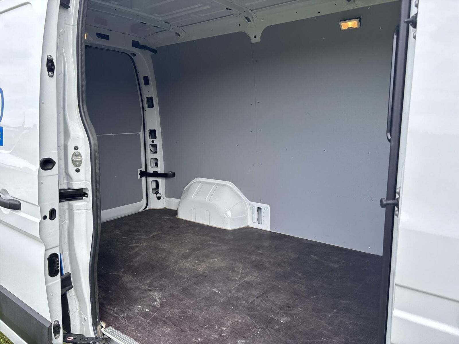 Renault Master V T33 2,0 dCi 130 L2H2 Kassevogn Tekno