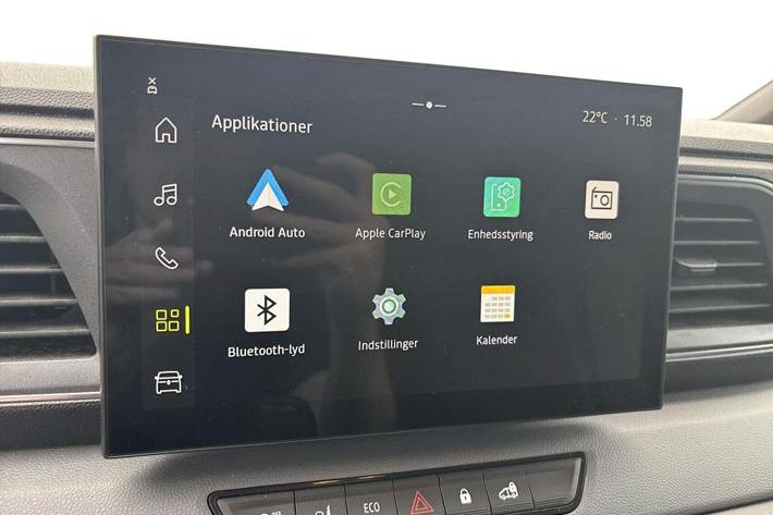 Hvid Renault Master V T33 fra 2025 set indefra