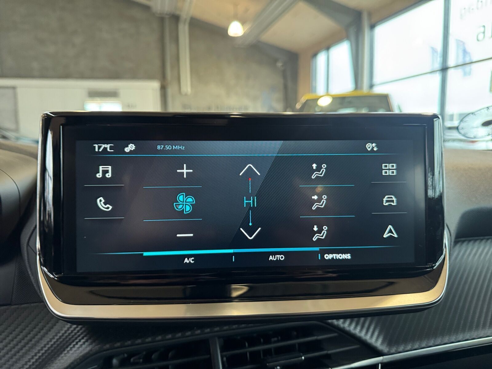 Hvid Peugeot e-2008 fra 2025