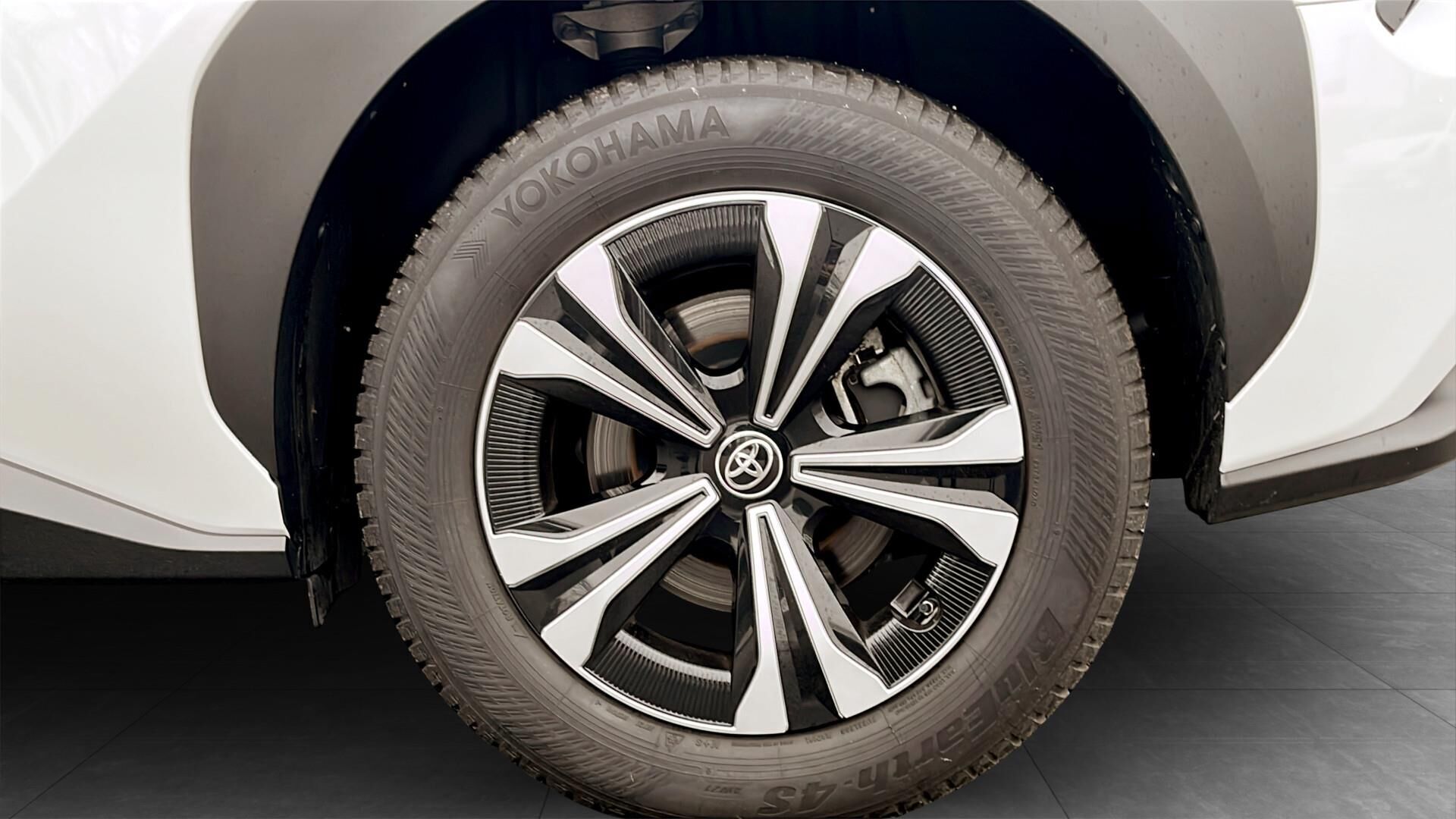 Hvid Toyota BZ4X fra 2023