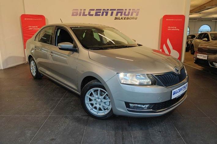 Orange Skoda Rapid fra 2018 set udefra