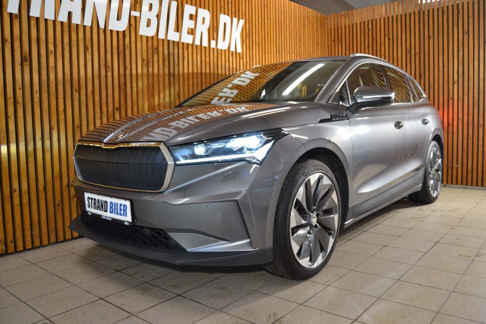 Grå Skoda Enyaq fra 2022 set udefra