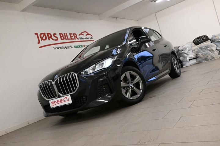 Sort BMW 225e fra 2023 set udefra