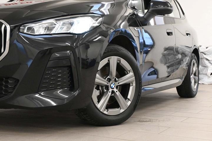 Sort BMW 225e fra 2023 set udefra
